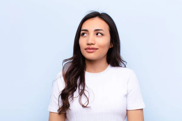 Jong Latijn Mooi Vrouw Tegen Platte Muur — Stockfoto