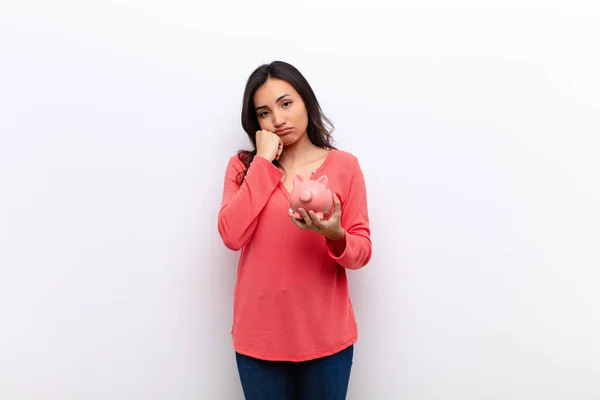 Jong Latijn Mooi Vrouw Tegen Platte Muur Met Een Spaarvarken — Stockfoto