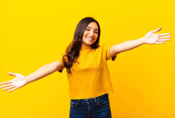 Jovem Latina Bonita Mulher Sorrindo Alegremente Dando Abraço Boas Vindas — Fotografia de Stock