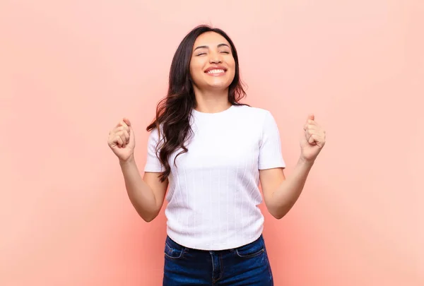 Jong Latijn Mooi Vrouw Kijken Zeer Gelukkig Verrast Vieren Succes — Stockfoto