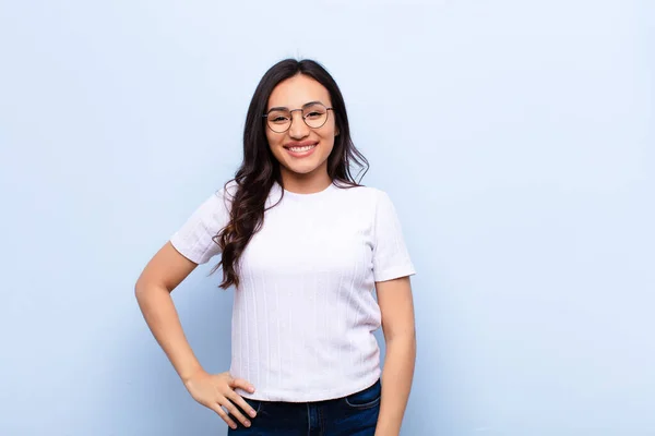 Jong Latijn Mooi Vrouw Glimlachen Gelukkig Met Een Hand Hip — Stockfoto