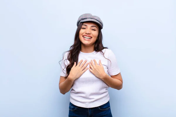 Jovem Latina Bonita Mulher Olhando Feliz Surpreso Orgulhoso Animado Apontando — Fotografia de Stock