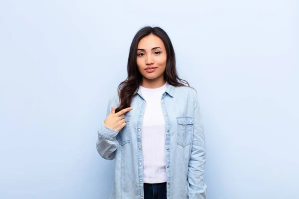 Jovem Latina Bonita Mulher Olhando Orgulhoso Confiante Feliz Sorrindo Apontando — Fotografia de Stock