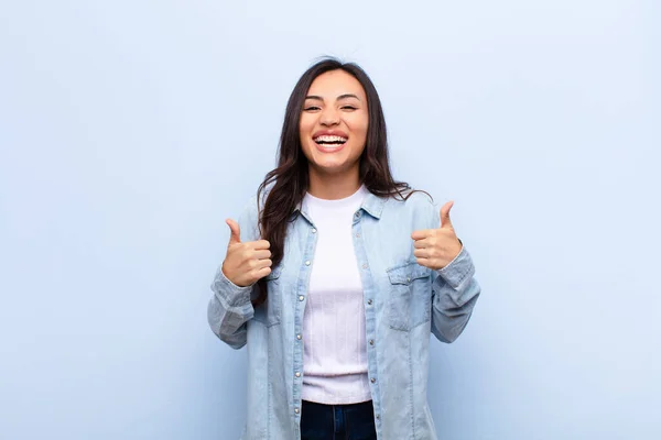 Joven Latina Bonita Mujer Sonriendo Ampliamente Buscando Feliz Positivo Seguro —  Fotos de Stock