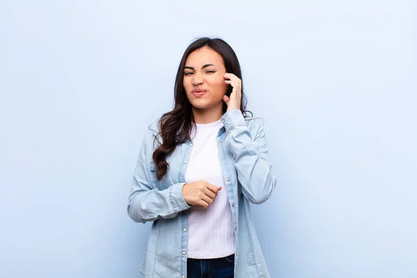 Jovem Latina Bonita Mulher Sentindo Estressado Frustrado Cansado Esfregando Pescoço — Fotografia de Stock