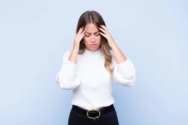 Joven Mujer Bastante Hispana Buscando Estresado Frustrado Trabajando Bajo Presión —  Fotos de Stock