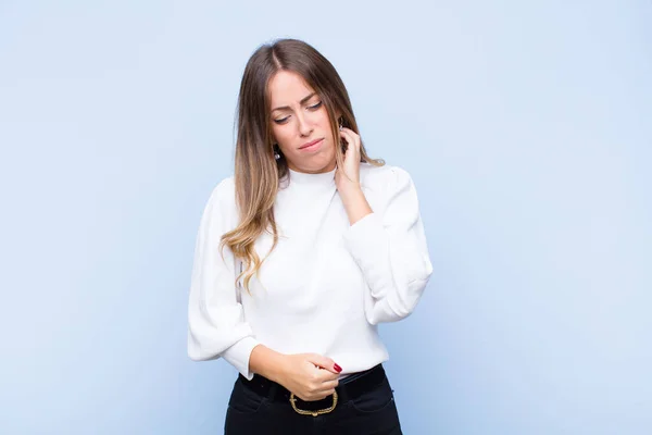 Jovem Mulher Hispânica Bonita Sentindo Estressado Frustrado Cansado Esfregando Pescoço — Fotografia de Stock