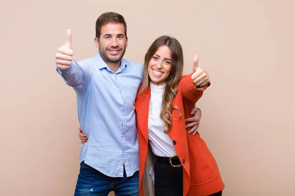 Jovem Casal Bonito Contra Parede Plana Bege — Fotografia de Stock