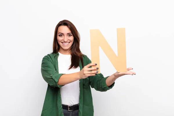 Jovem Mulher Bonita Animado Feliz Alegre Segurando Letra Alfabeto Para — Fotografia de Stock