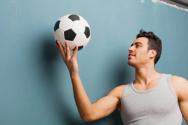 Junger Arabischer Mann Mit Einem Fußballball Sportkonzept — Stockfoto