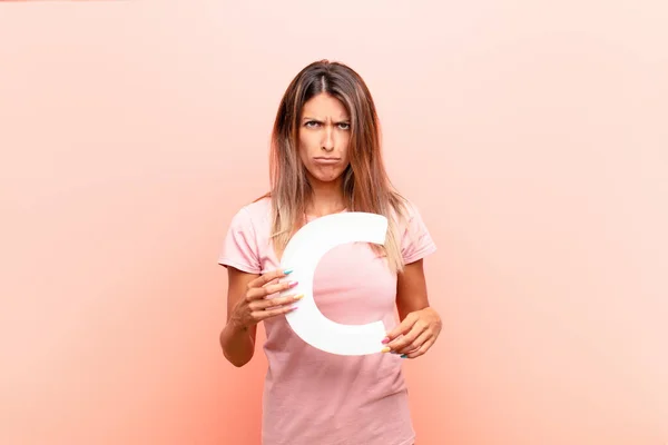 Giovane Bella Donna Arrabbiata Rabbia Disaccordo Tenendo Lettera Dell Alfabeto — Foto Stock