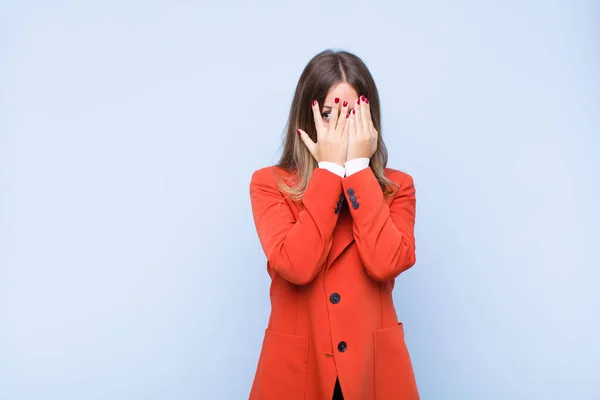 Giovane Bella Donna Ispanica Che Copre Viso Con Mani Sbirciando — Foto Stock