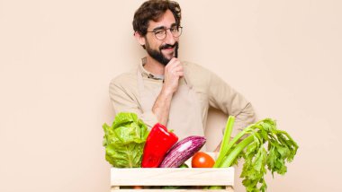 yeşil bakkal adam gülümsüyor, hayattan zevk alıyor, mutlu, arkadaş canlısı, tatmin olmuş ve tasasız.