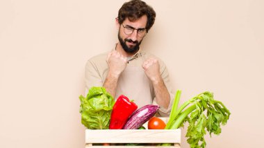 Yeşil bakkal kendine güvenen, sinirli, güçlü ve agresif görünüyor. Yumrukları boks pozisyonunda dövüşmeye hazır.