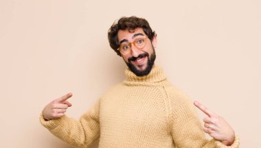 Genç havalı adam gururlu, kibirli, mutlu, şaşırmış ve tatmin olmuş görünüyor, kendini göstererek, düz duvara karşı kazanan gibi hissediyor.