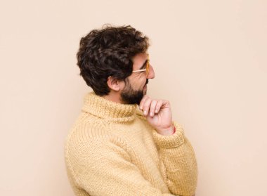 Genç, havalı bir adam gülümsüyor, hayattan zevk alıyor, mutlu, arkadaş canlısı, tatmin olmuş ve tasasız.