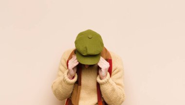 Genç havalı sakallı adam stresli ve hayal kırıklığına uğramış görünüyor, baskı altında çalışıyor, başı ağrıyor ve sorunları var.