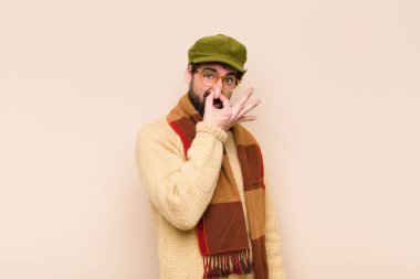 Sakallı genç adam iğreniyor. Pis ve nahoş bir koku duymamak için burnunu tutuyor.