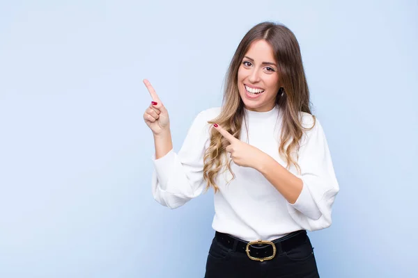 Ung Söt Latinamerikansk Kvinna Känner Sig Glad Och Förvånad Ler — Stockfoto