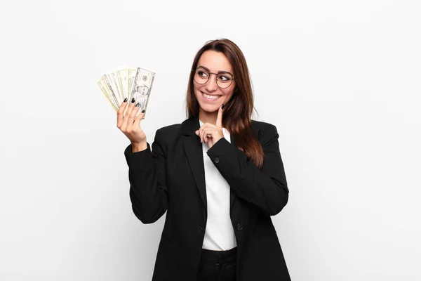 Jovem Empresária Sorrindo Feliz Sonhando Acordado Duvidando Olhando Para Lado — Fotografia de Stock