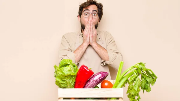 Zelený Potraviny Muž Šťastný Vzrušený Překvapený Ohromený Pokrývající Ústa Rukama — Stock fotografie