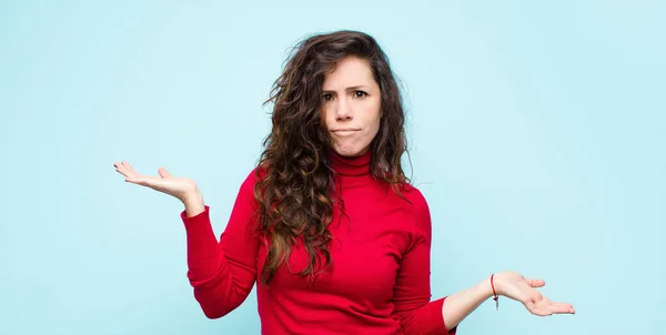 Jong Mooi Vrouw Kijken Verbaasd Verward Gestrest Afvragen Tussen Verschillende — Stockfoto