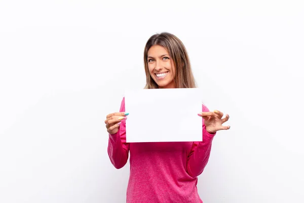 Joven Bonita Mujer Sonriendo Felizmente Con Una Mano Cadera Con — Foto de Stock