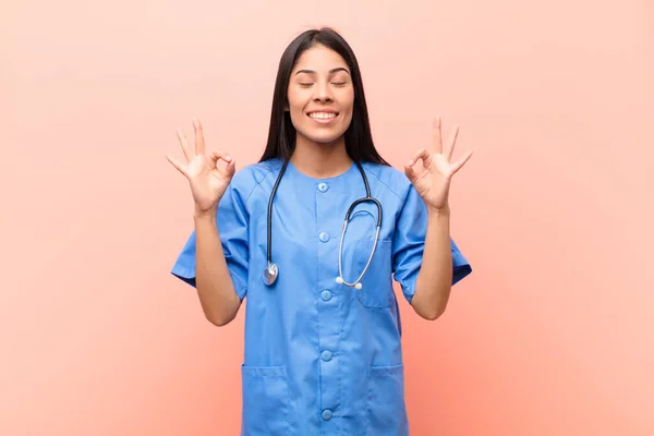 Joven Enfermera Latina Buscando Concentrada Meditando Sintiéndose Satisfecha Relajada Pensando — Foto de Stock