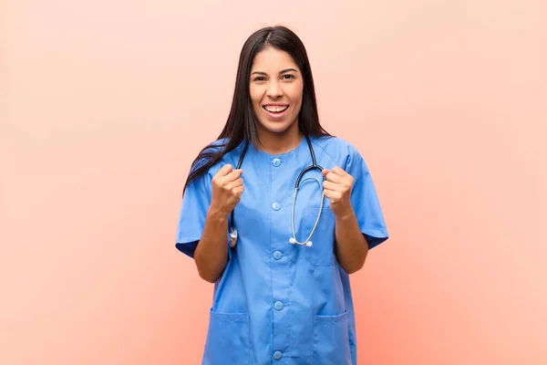 Junge Lateinamerikanische Krankenschwester Schreit Triumphierend Lacht Und Fühlt Sich Glücklich — Stockfoto
