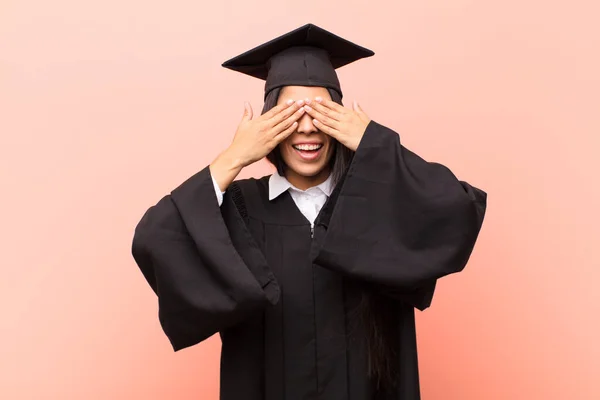 Jovem Estudante Latina Sorrindo Sentindo Feliz Cobrindo Olhos Com Duas — Fotografia de Stock