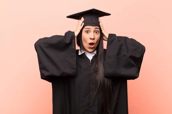 Junge Lateinamerikanische Studentin Sieht Aufgeregt Und Überrascht Aus Mit Offenem — Stockfoto