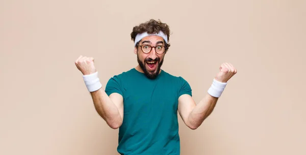 Joven Deportista Expresando Concepto Contra Pared Plana — Foto de Stock