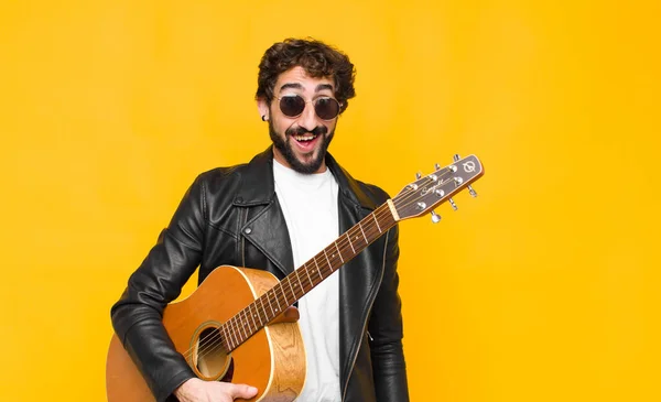 Joven Músico Que Feliz Gratamente Sorprendido Emocionado Con Una Expresión —  Fotos de Stock