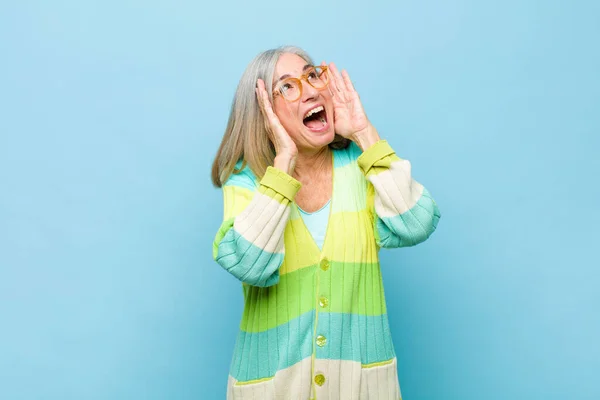 Mayor Mediana Edad Bonita Mujer Sintiéndose Feliz Emocionado Sorprendido Mirando — Foto de Stock