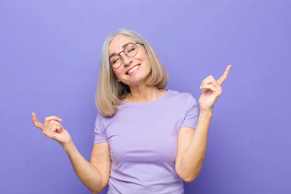 Hübsche Ältere Oder Mittlere Frau Lächelt Fühlt Sich Unbeschwert Entspannt — Stockfoto