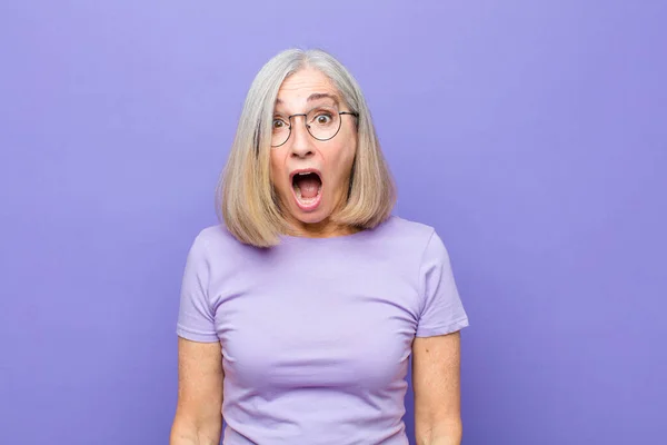 Hübsche Frauen Älteren Oder Mittleren Alters Die Schockiert Wütend Genervt — Stockfoto