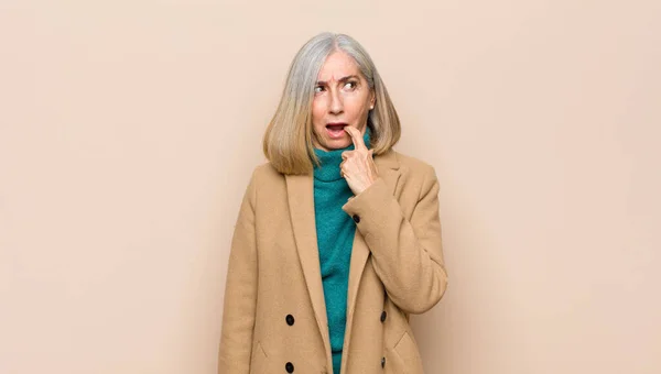 Seniores Meia Idade Mulher Bonita Com Olhar Surpreso Nervoso Preocupado — Fotografia de Stock