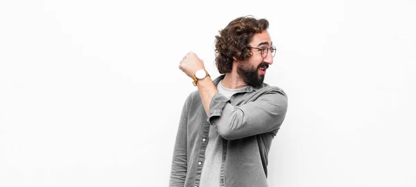 Junger Verrückter Cooler Mann Zeigt Seine Uhr Gegen Weiße Wand — Stockfoto