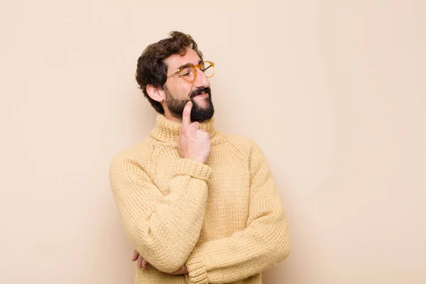 Joven Hombre Fresco Sonriendo Felizmente Soñando Despierto Dudando Mirando Lado — Foto de Stock