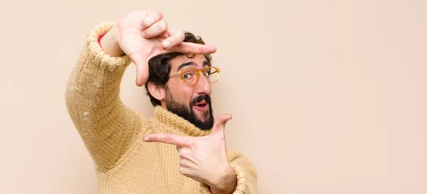 Joven Hombre Fresco Sentirse Feliz Amable Positivo Sonriendo Haciendo Retrato — Foto de Stock