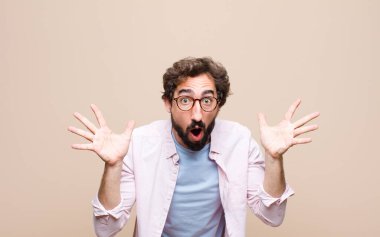 Genç sakallı adam şaşırdı ya da şok oldu.