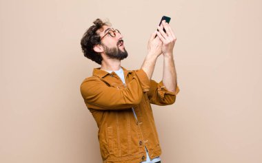 Genç havalı adam akıllı telefonunu kullanıyor.