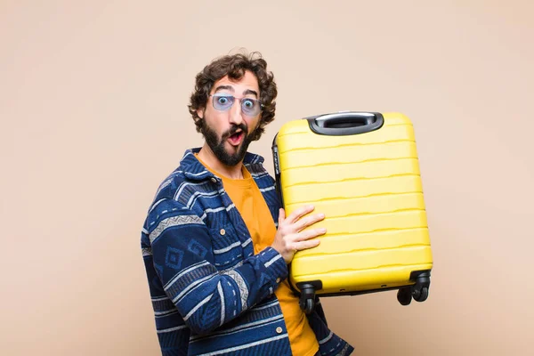 Elinde Bavul Olan Havalı Bir Genç Adam Seyahat Kavramı — Stok fotoğraf