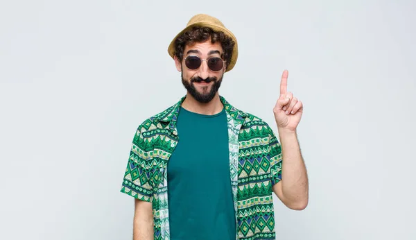 Joven Turista Sonriendo Alegre Felizmente Apuntando Hacia Arriba Con Una —  Fotos de Stock