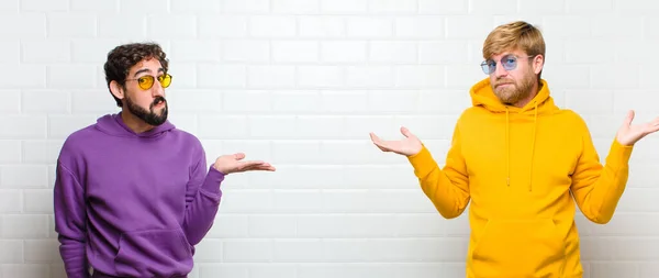 Jóvenes Hombres Frescos Sintiéndose Perplejos Confundidos Dudando Ponderando Eligiendo Diferentes — Foto de Stock