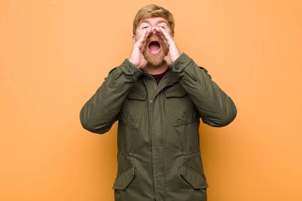 Junger Blonder Mann Der Sich Glücklich Aufgeregt Und Positiv Fühlt — Stockfoto