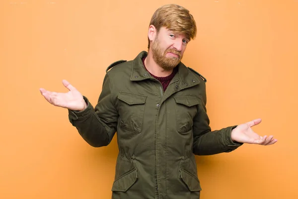 Junger Blonder Mann Der Verwirrt Verwirrt Und Gestresst Wirkt Sich — Stockfoto