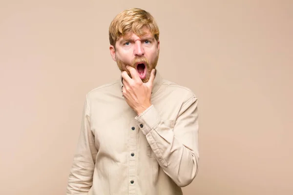 Młody Blondynka Człowiek Usta Oczy Szeroko Otwarte Ręka Podbródek Uczucie — Zdjęcie stockowe