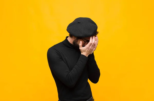 Mladý Francouzský Umělec Muž Zakrývající Oči Rukama Smutným Frustrovaným Výrazem — Stock fotografie