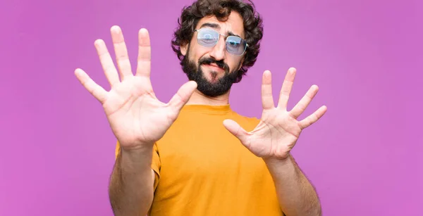 Joven Loco Fresco Hombre Sintiéndose Estupefacto Asustado Temiendo Algo Aterrador — Foto de Stock